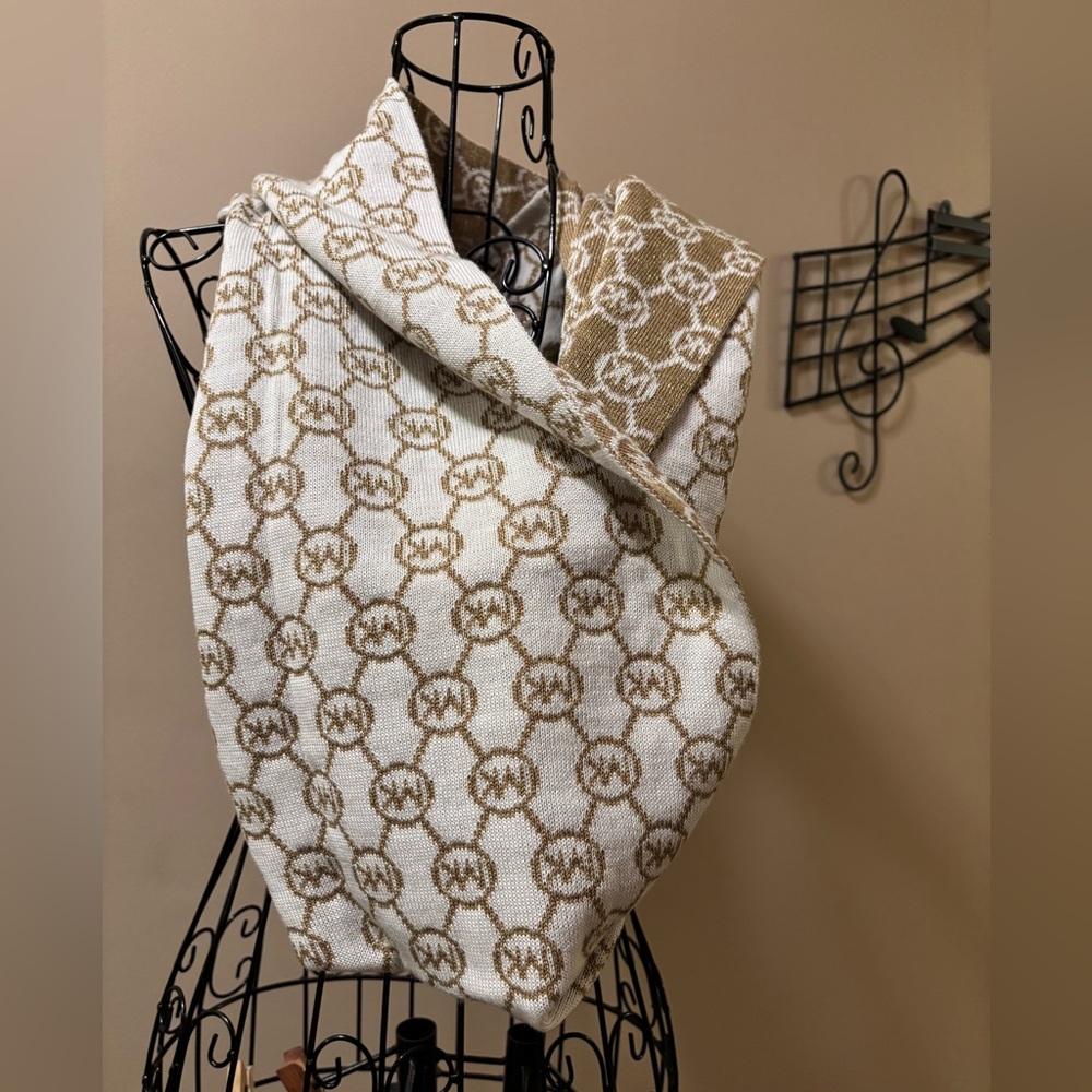 $20 NWT Michael Kors Gold and White Knit Infinity Scarf